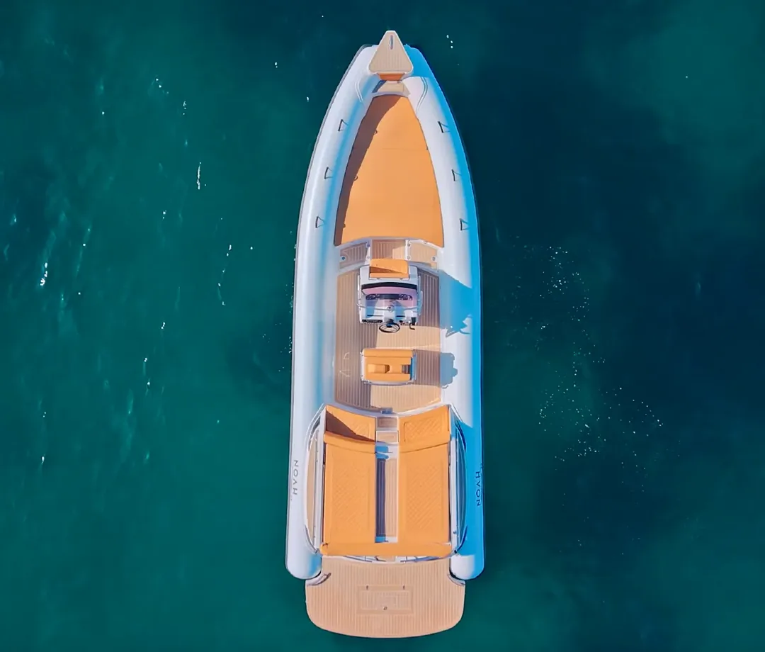 Il gommone NOAH 29 visto dall'alto, in mare