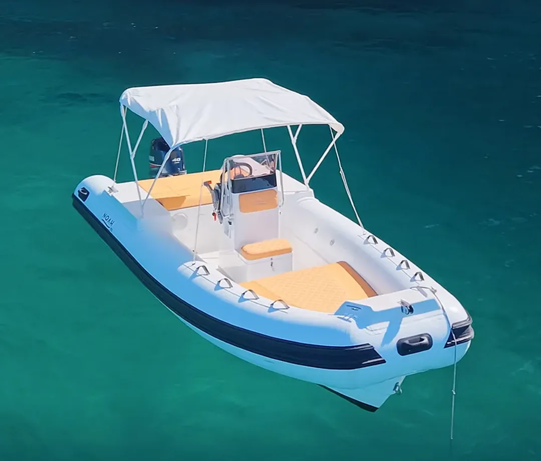 Il gommone NOAH 55 visto dall'alto, in mare